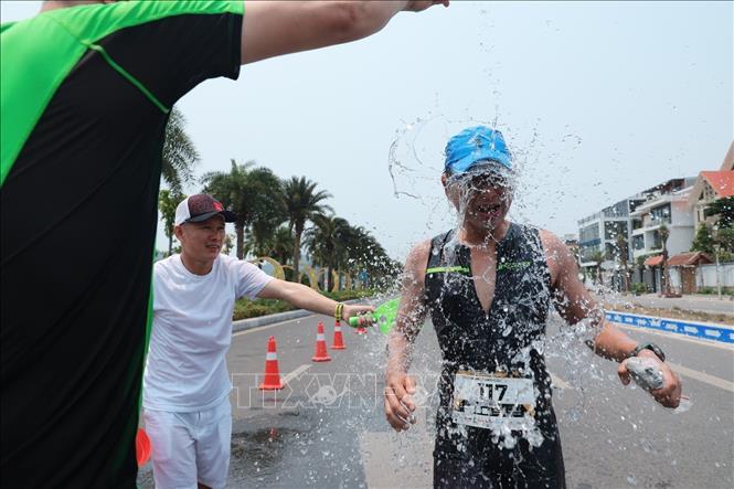 Vận động viên được hỗ trợ nước làm mát khi bước vào nội dung chạy tại giải Aqua Warriors Hạ Long Bay năm 2026. Ảnh: Phạm Tuấn Anh - TTXVN