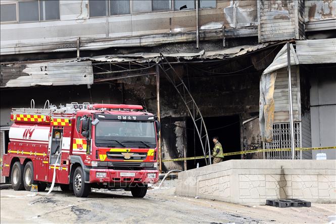 Hiện trường vụ cháy tại kho lạnh của công ty chế biến thủy sản ở huyện Wando thuộc tỉnh Nam Jeolla, Hàn Quốc ngày 12/4/2026. Ảnh: Yonhap/TTXVN