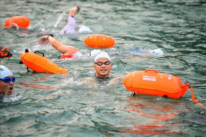 Vận động viên nỗ lực hoàn thành phần thi bơi tại giải Aqua Warriors Hạ Long Bay 2026. Ảnh: Phạm Tuấn Anh - TTXVN