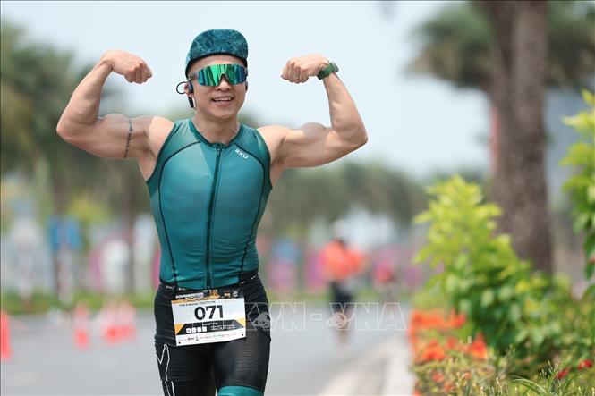 Vận động viên tham gia nội dung chạy tại giải ba môn phối hợp, thể hiện phong độ tự tin và thể lực ấn tượng trên đường đua. Ảnh: Phạm Tuấn Anh - TTXVN