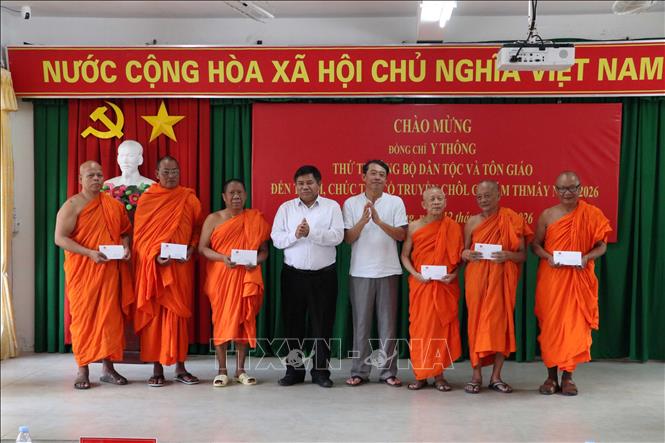 Đoàn công tác trao quà cho các vị chức sắc Phật giáo Nam Tông Khmer thành phố Cần Thơ. Ảnh: Trung Kiên - TTXVN