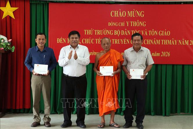 Đoàn công tác trao quà cho các vị chức sắc và người có uy tín trong đồng bào Khmer tại trường Trung cấp Pali Nam Bộ (phường Sóc Trăng). Ảnh: Trung Kiên - TTXVN