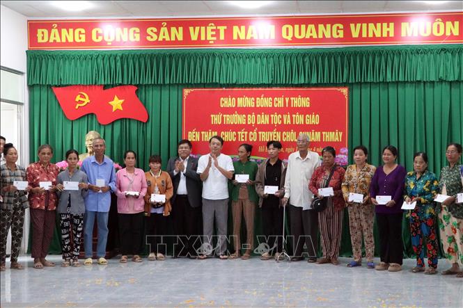 Đoàn công tác trao quà cho các hộ có hoàn cảnh khó khăn tại xã Hồ Đắc Kiện. Ảnh: Trung Kiên - TTXVN