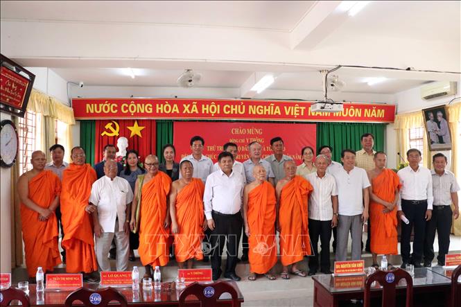 Đoàn công tác của Bộ Dân tộc và Tôn giáo gặp gỡ các vị chức sắc, người có uy tín và nhân sĩ tri thức trong đồng bào Khmer tại trường Trung cấp Pali Nam Bộ (phường Sóc Trăng). Ảnh: Trung Kiên - TTXVN