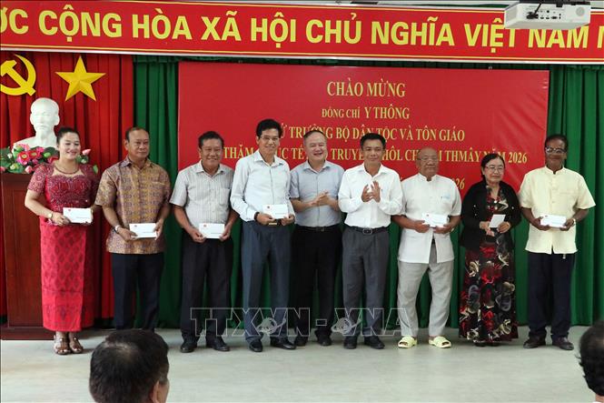 Đoàn công tác trao quà cho các nhân sĩ tri thức trong đồng bào Khmer tại trường Trung cấp Pali Nam Bộ (phường Sóc Trăng). Ảnh: Trung Kiên - TTXVN