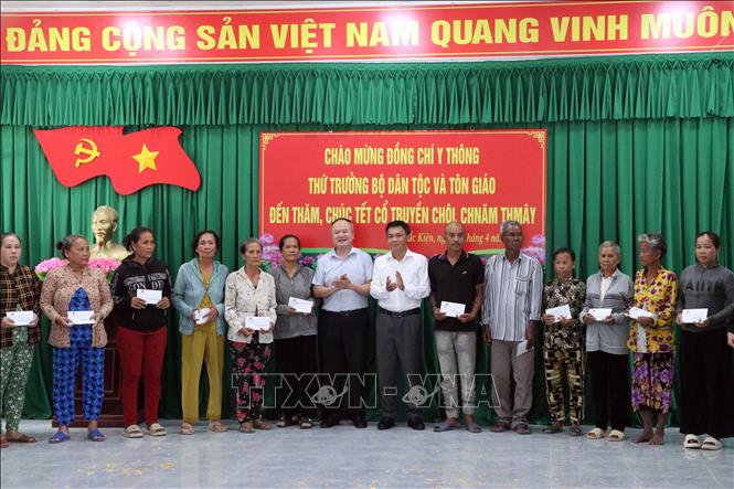 Đoàn công tác trao quà cho các hộ có hoàn cảnh khó khăn tại xã Hồ Đắc Kiện. Ảnh: Trung Kiên - TTXVN