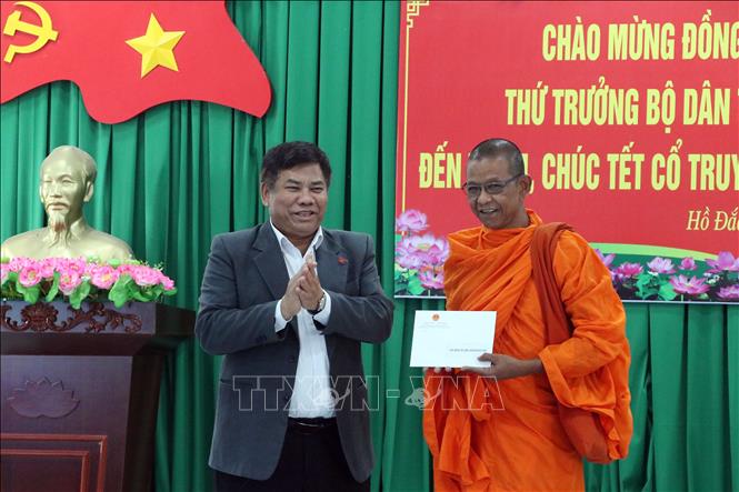 Thứ trưởng Bộ Dân tộc và Tôn giáo Y Thông tặng quà chùa Ta Khvích Thmây (xã Hồ Đắc Kiện). Ảnh: Trung Kiên - TTXVN