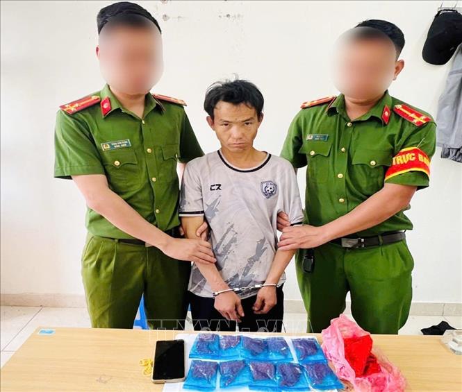 Đối tượng Giàng A Sáng cùng tang vật vụ án. Ảnh: TTXVN phát