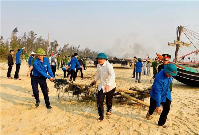 Đoàn viên thanh niên Hà Tĩnh ra quân dọn dẹp các bãi biển trên địa bàn. Ảnh: Hoàng Ngà - TTXVN