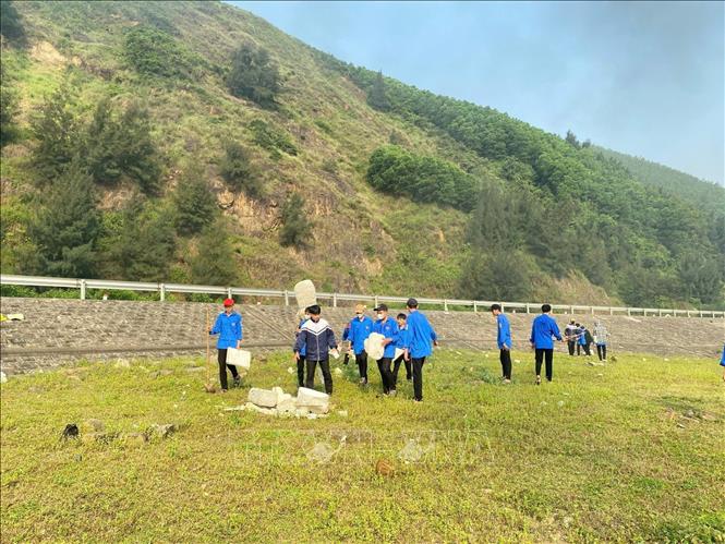 Các cấp bộ Đoàn trên toàn tỉnh Hà Tĩnh đồng loạt tổ chức ra quân vệ sinh môi trường biển trong ngày 12/4. Ảnh: Hoàng Ngà - TTXVN