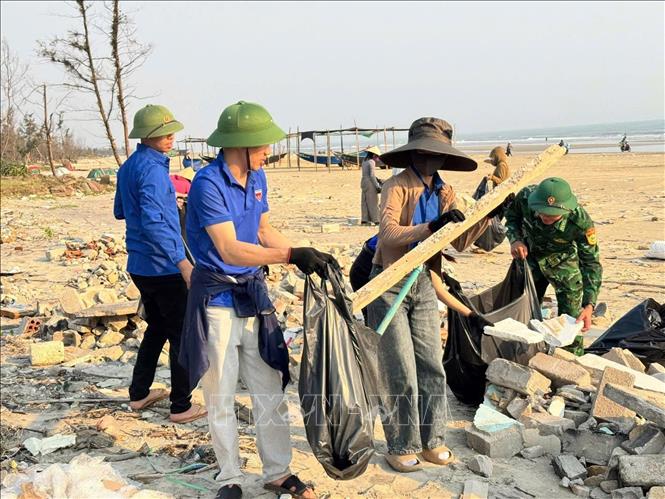 Hơn 2.500 lượt đoàn viên, thanh niên tích cực tham gia dọn dẹp vệ sinh môi trường tại các bãi biển ở Hà Tĩnh. Ảnh: Hoàng Ngà - TTXVN