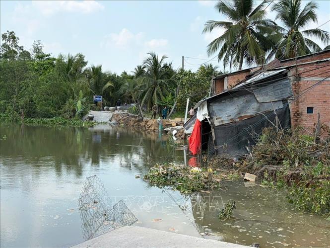 Hiện trường vụ sạt lở nghiêm trọng đã xảy ra trên tuyến đường Đông sông Phú An, thuộc xã Bình Phú, tỉnh Đồng Tháp. Ảnh: Công Trí-TTXVN

