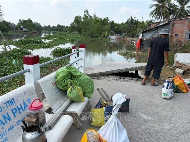 Hiện trường vụ sạt lở nghiêm trọng đã xảy ra trên tuyến đường Đông sông Phú An, thuộc xã Bình Phú, tỉnh Đồng Tháp. Ảnh: Công Trí-TTXVN
