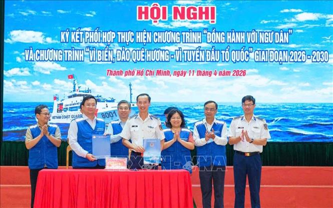 Ủy ban MTTQ Việt Nam Thành phố Hồ Chí Minh và Bộ Tư lệnh Vùng Cảnh sát biển 3 ký kết chương trình phối hợp giai đoạn 2026 - 2030. Ảnh: TTXVN phát