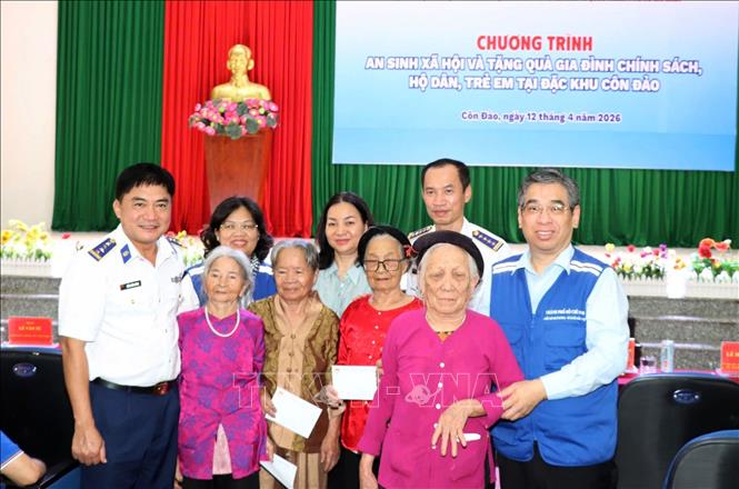 Ông Nguyễn Phước Lộc, Phó Bí thư Thành ủy, Chủ tịch Ủy ban MTTQ Việt Nam Thành phố Hồ Chí Minh, Trưởng đoàn công tác Thành phố Hồ Chí Minh thăm, tặng quà người dân Côn Đảo. Ảnh: TTXVN phát