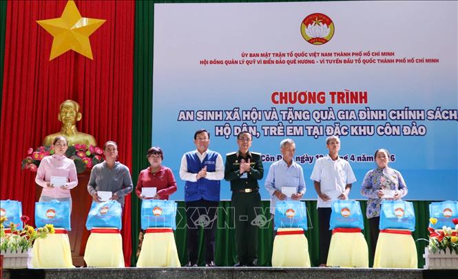 Đoàn công tác Thành phố Hồ Chí Minh trao tặng tặng quà cho hộ gia đình chính sách, người dân tại đặc khu Côn Đảo. Ảnh: TTXVN phát