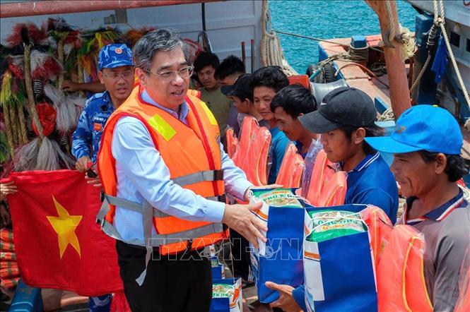 Ông Nguyễn Phước Lộc, Phó Bí thư Thành ủy, Chủ tịch Ủy ban MTTQ Việt Nam Thành phố Hồ Chí Minh, Trưởng đoàn công tác Thành phố Hồ Chí Minh thăm, tặng quà ngư dân tại đặc khu Côn Đảo. Ảnh: TTXVN phát