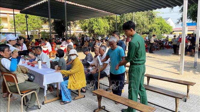 Tổ chức khám bệnh cho 400 bà con nghèo, tặng 300 suất quà cho hộ có hoàn cảnh khó khăn ở xã Ninh Điền, tỉnh Tây Ninh. Ảnh: Thanh Tân - TTXVN