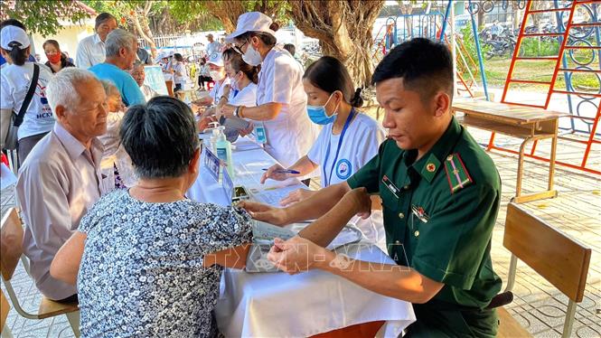 Tổ chức khám bệnh cho 400 bà con nghèo, tặng 300 suất quà cho hộ có hoàn cảnh khó khăn ở xã Ninh Điền, tỉnh Tây Ninh. Ảnh: Thanh Tân - TTXVN