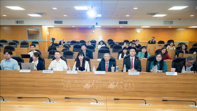 Ông Nguyễn Duy Anh – Tổng thư ký Mạng lưới Giảng dạy tiếng Việt và Văn hóa Việt Nam toàn cầu (thứ 3, tính từ bên phải) và ông Võ Đức Thắng – Chủ tịch Mạng lưới Đổi mới sáng tạo và Trí thức Việt Nam tại Đài Loan, Trung Quốc (ngoài cùng, bên trái) cùng các khách mời. Ảnh: TTXVN phát