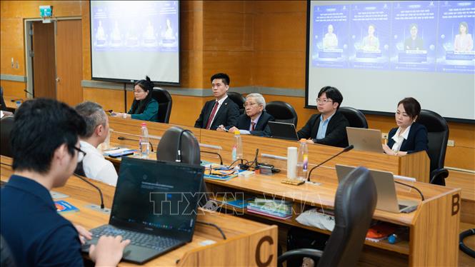 Cô Nguyễn Thị Liên Hương, Giảng viên bộ môn tiếng Việt tại Đại học Đài Loan (Trung Quốc) (ngồi ngoài cùng, bên phải), diễn giả tại cuộc tọa đàm. Ảnh: TTXVN phát.