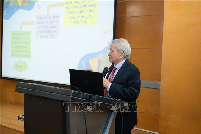 Giáo sư Nguyễn Minh Thuyết, Chủ biên bộ sách “Vui học tiếng Việt”, hướng dẫn cho các cô giáo và phụ huynh, học sinh tại Đài Loan (Trung Quốc) sử dụng giáo trình. Ảnh: Mạc Luyện - PV TTXVN tại Trung Quốc