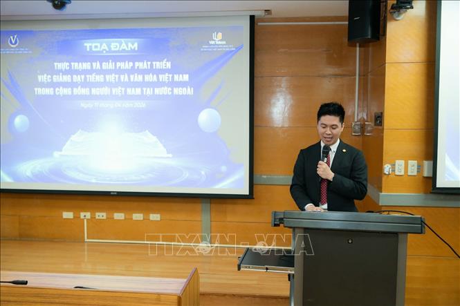 Ông Nguyễn Duy Anh – Tổng thư ký Mạng lưới Giảng dạy tiếng Việt và Văn hóa Việt Nam toàn cầu chia sẻ tại cuộc tọa đàm. Ảnh: TTXVN phát