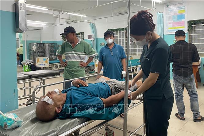 Ông T.V.M bị thương nặng, được cấp cứu tại bệnh viện. Ảnh: TTXVN phát