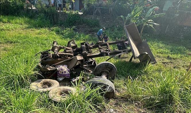 Xe công nông bị hư hỏng nặng tại hiện trường. Ảnh: TTXVN phát