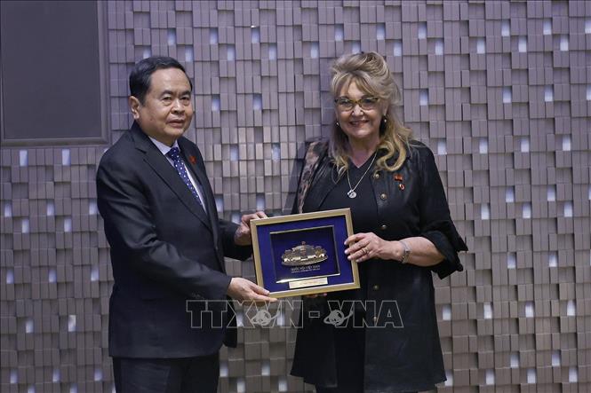Chủ tịch Quốc hội Trần Thanh Mẫn tặng quà lưu niệm cho bà Sandra Scagliotti, Lãnh sự danh dự Việt Nam tại Torino. Ảnh: Doãn Tấn – TTXVN