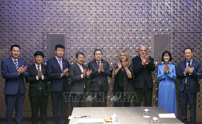 Chủ tịch Quốc hội Trần Thanh Mẫn với đại biểu. Ảnh: Doãn Tấn – TTXVN