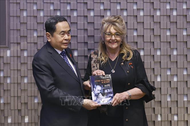 Bà Sandra Scagliotti, Lãnh sự danh dự Việt Nam tại Torino tặng cuốn sách về Bác Hồ cho Chủ tịch Quốc hội Trần Thanh Mẫn. Ảnh: Doãn Tấn – TTXVN