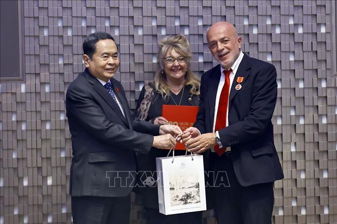 Chủ tịch Quốc hội Trần Thanh Mẫn tặng quà cho bà Sandra Scagliotti, Lãnh sự danh dự Việt Nam tại Torino và phu quân. Ảnh: Doãn Tấn – TTXVN