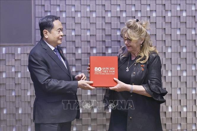 Chủ tịch Quốc hội Trần Thanh Mẫn tặng cuốn sách 