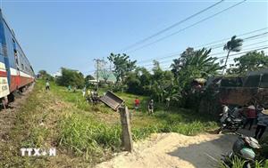 Công nông băng qua đường ngang dân sinh va chạm với tàu hỏa, 3 ông cháu thương vong