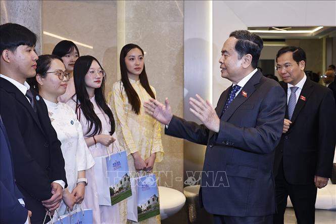 Chủ tịch Quốc hội Trần Thanh Mẫn với đại diện Hội sinh viên và lưu học sinh Việt Nam tiêu biểu tại Italy. Ảnh: Doãn Tấn – TTXVN