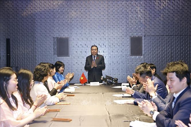 Chủ tịch Quốc hội Trần Thanh Mẫn gặp đại diện Hội sinh viên và lưu học sinh Việt Nam tiêu biểu tại Italy. Ảnh: Doãn Tấn – TTXVN