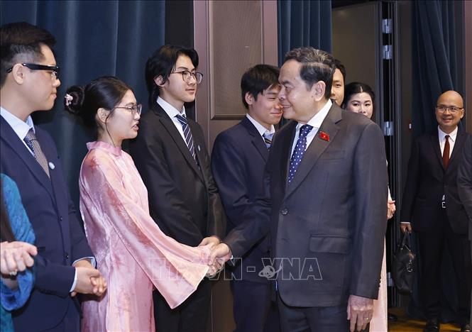 Chủ tịch Quốc hội Trần Thanh Mẫn gặp đại diện Hội sinh viên và lưu học sinh Việt Nam tiêu biểu tại Italy. Ảnh: Doãn Tấn – TTXVN