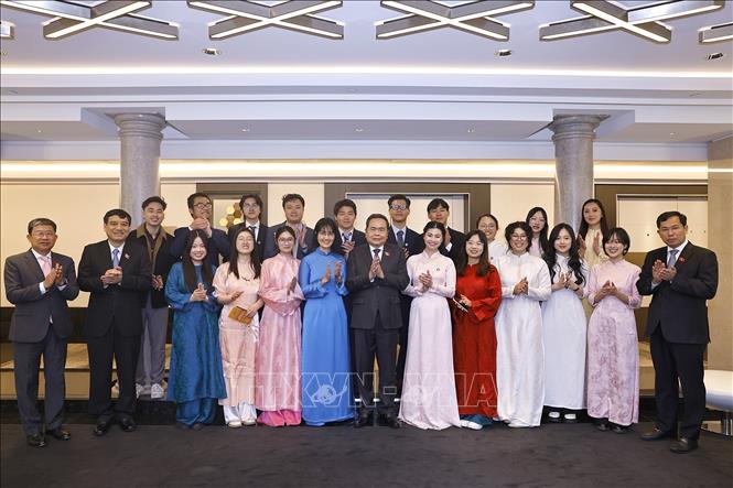 Chủ tịch Quốc hội Trần Thanh Mẫn với đại diện Hội sinh viên và lưu học sinh Việt Nam tiêu biểu tại Italy. Ảnh: Doãn Tấn – TTXVN