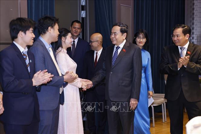 Chủ tịch Quốc hội Trần Thanh Mẫn gặp đại diện Hội sinh viên và lưu học sinh Việt Nam tiêu biểu tại Italy. Ảnh: Doãn Tấn – TTXVN