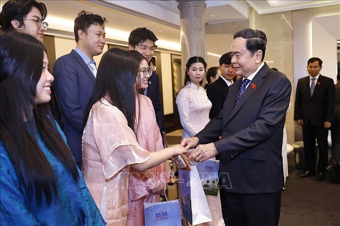 Chủ tịch Quốc hội Trần Thanh Mẫn tặng quà cho đại diện Hội sinh viên và lưu học sinh Việt Nam tiêu biểu tại Italy. Ảnh: Doãn Tấn – TTXVN