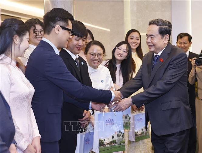 Chủ tịch Quốc hội Trần Thanh Mẫn tặng quà cho đại diện Hội sinh viên và lưu học sinh Việt Nam tiêu biểu tại Italy. Ảnh: Doãn Tấn – TTXVN