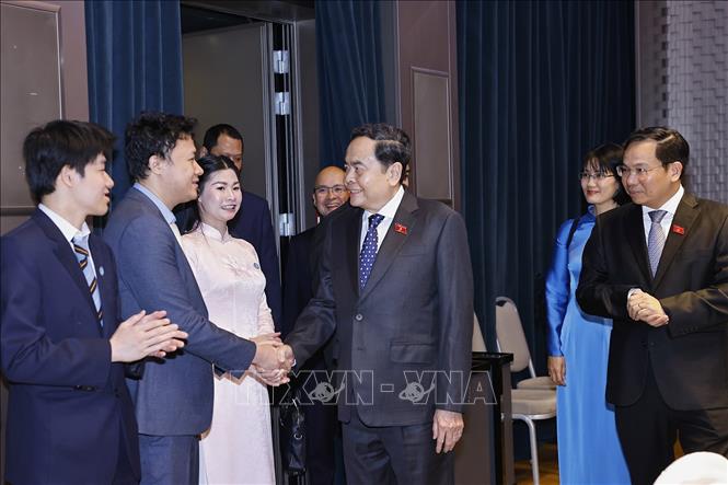 Chủ tịch Quốc hội Trần Thanh Mẫn gặp đại diện Hội sinh viên và lưu học sinh Việt Nam tiêu biểu tại Italy. Ảnh: Doãn Tấn – TTXVN