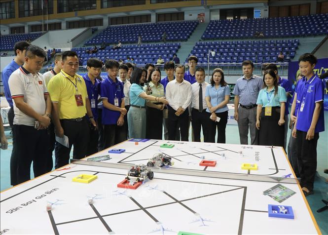 Lãnh đạo tỉnh Bắc Ninh cùng Ban Giám khảo xem phần thi của các thí sinh. Ảnh: Thanh Thương - TTXVN