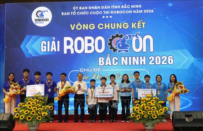 Lãnh đạo tỉnh Bắc Ninh trao giải Nhất cho các đội thi. Ảnh: Thanh Thương - TTXVN