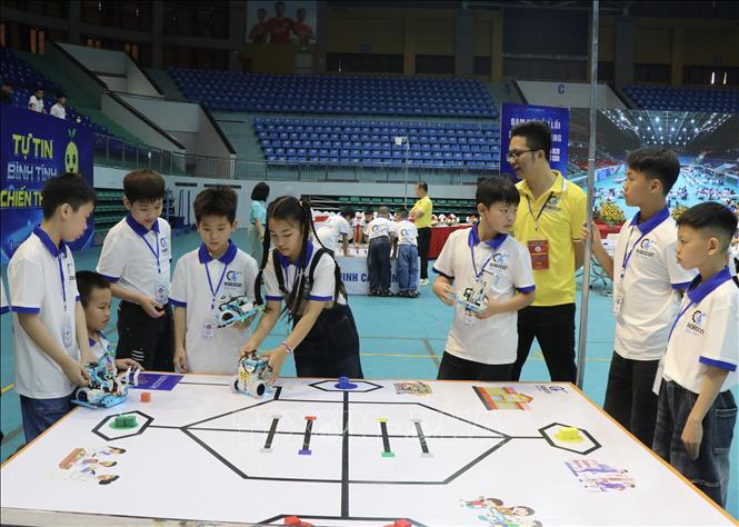 Các đội thi trình diễn rô bốt. Ảnh: Thanh Thương - TTXVN