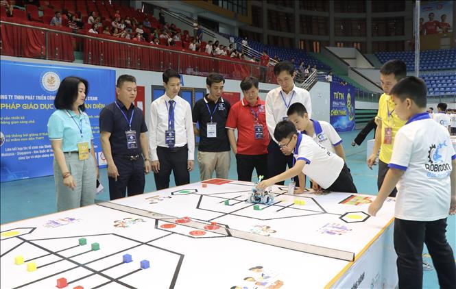 Các đội thi trình diễn rô bốt. Ảnh: Thanh Thương - TTXVN