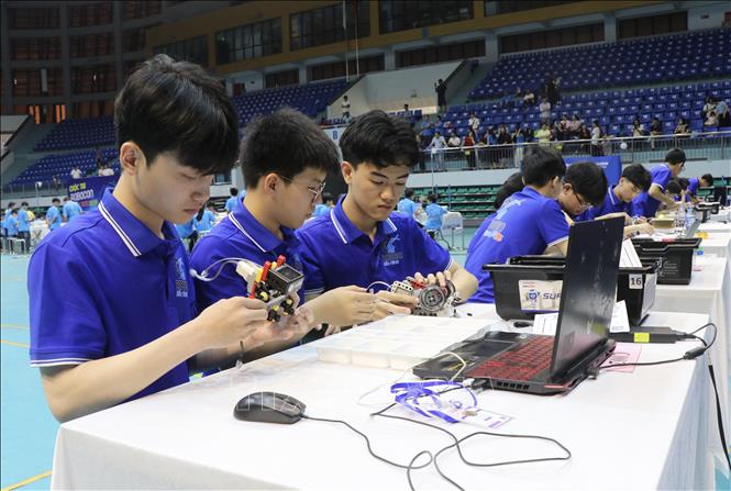 Phần thi lắp ráp rô bốt của các thí sinh. Ảnh: Thanh Thương - TTXVN