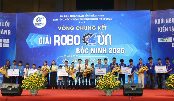 Ban tổ chức trao giải Nhì cho các đội thi. Ảnh: Thanh Thương - TTXVN