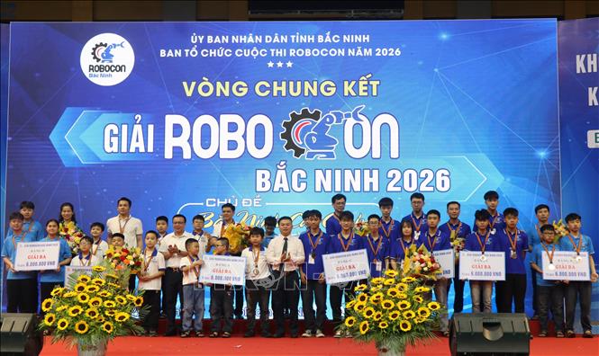 Ban tổ chức trao giải Ba cho các đội thi. Ảnh: Thanh Thương - TTXVN